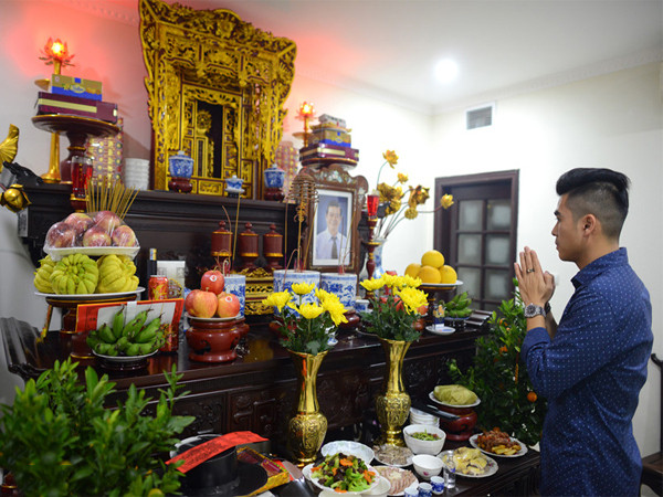 Gia đình chuẩn bị mâm cúng tuần thứ 3 cẩn thận