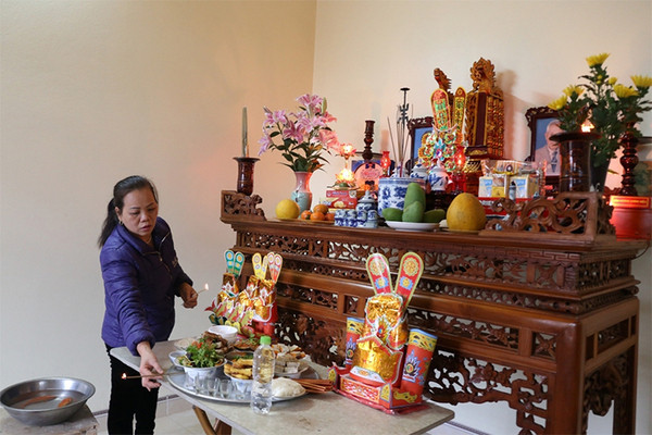 Gia đình quây quần bên bàn thờ trong nghi thức cúng tuần thứ 3