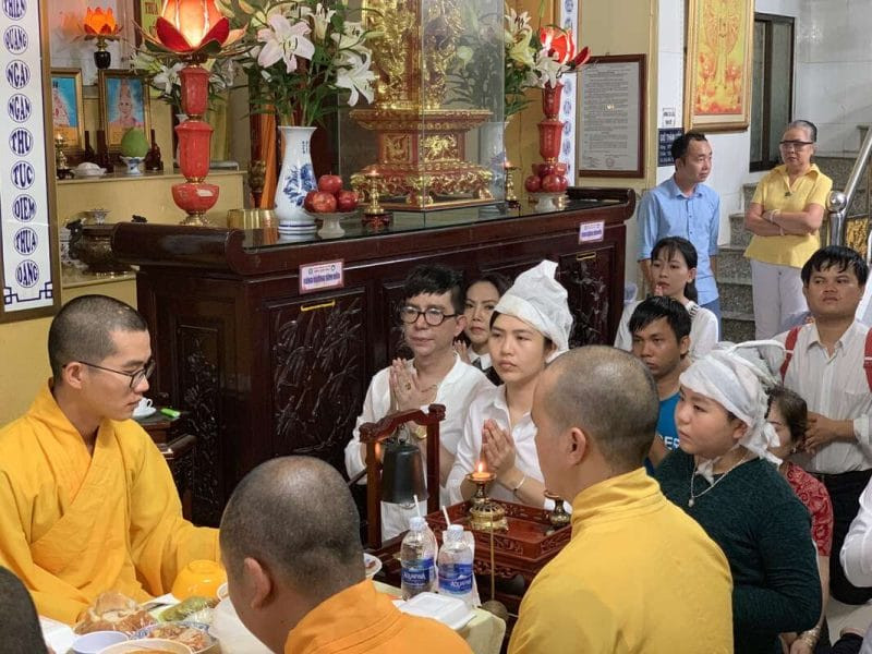 Gia đình thực hiện nghi lễ cúng thất tuần, cầu nguyện cho người đã khuất