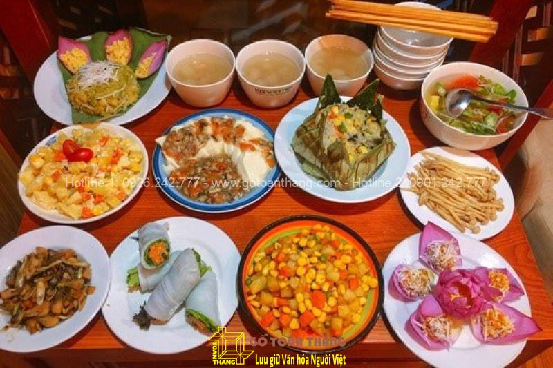 Gia đình tụ họp trong lễ cúng cơm sau 49 ngày
