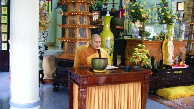 Giới sư từ bi giảng giải ý nghĩa của Bát quan trai giới