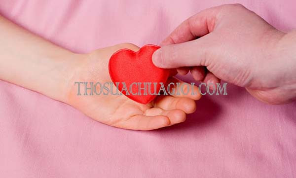 Gương mặt lo lắng của cô gái khi đối diện với vấn đề xía hay sự theo đuổi một chiều.