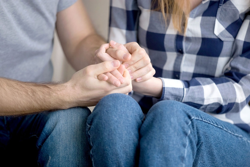 Hai người bạn đang trò chuyện thân mật, thể hiện tầm quan trọng của sự chia sẻ và hỗ trợ trong hành trình tĩnh tâm.