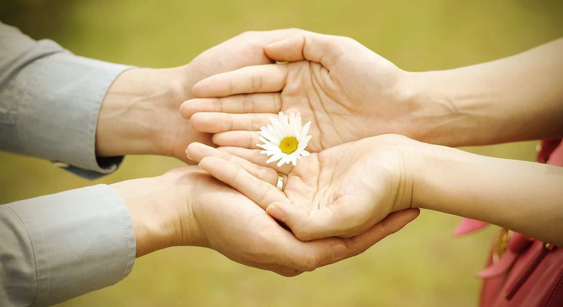 Hai người đang trò chuyện, biểu thị sự kết nối tâm giao, gợi ý duyên tiền kiếp