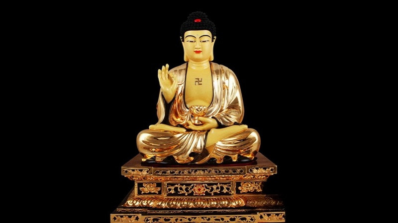 Hình A Di Đà Phật được thờ cúng trang trọng trên bàn thờ, tượng trưng cho sự tôn kính và bảo hộ.