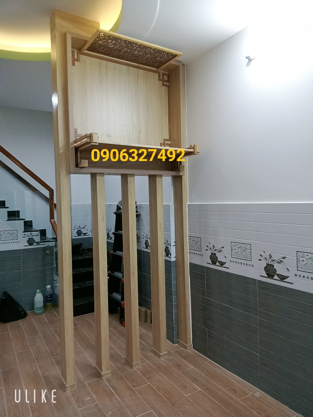 Hình ảnh bàn thờ Phật được đặt ở vị trí cao và trang trọng