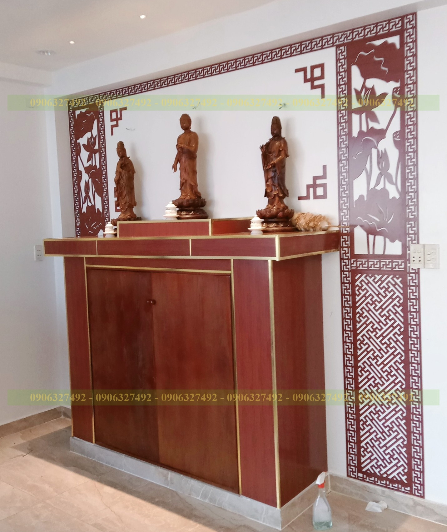 Hình ảnh bàn thờ Phật với bộ vật phẩm cúng trang trọng
