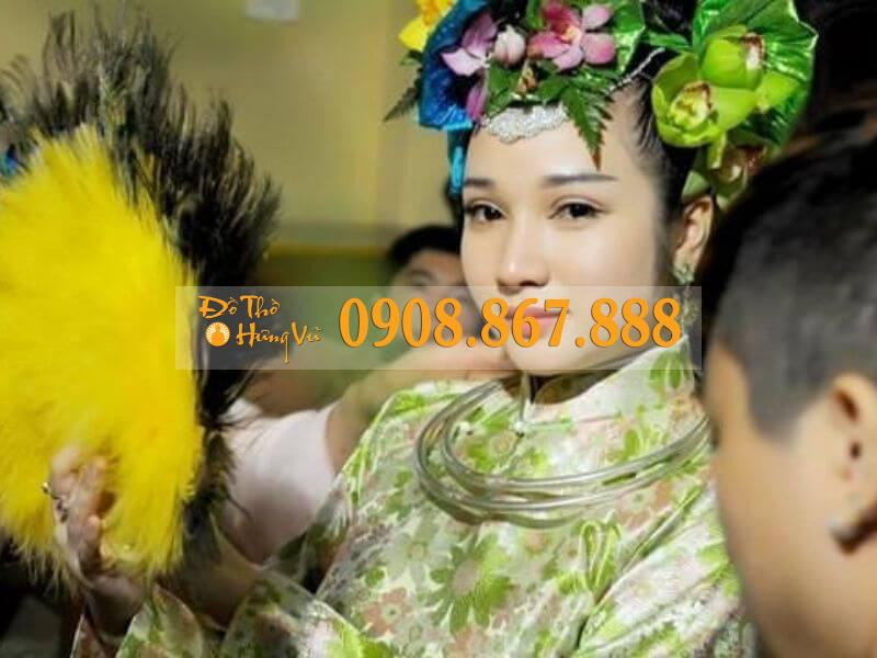 Hình ảnh cô đồng đang thực hiện nghi thức tâm linh