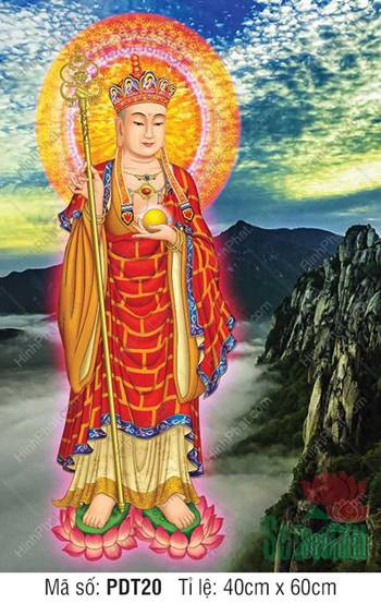 Hình ảnh Địa Tạng Bồ Tát đứng với trang phục màu vàng rực rỡ, chi tiết tinh xảo và thần thái từ bi