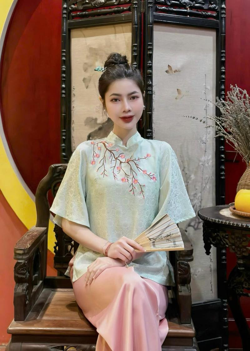 Hình ảnh lịch sử phát triển của cửa hàng pháp phục trang nhã q.5, thể hiện sự tăng trưởng bền vững.