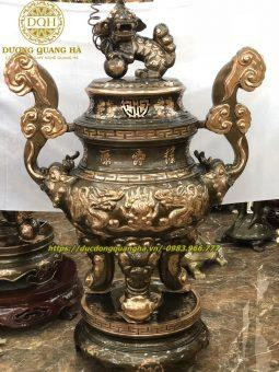 Hình ảnh lư hương đồng đỏ chạm khắc rồng nổi tinh xảo, thể hiện nghệ thuật đúc đồng truyền thống.