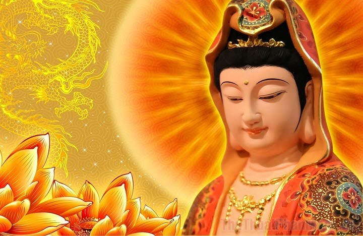 Hình ảnh Mẹ Quan Âm Bồ Tát trong tư thế ngồi thanh tịnh, tay cầm bình cam lồ và cành dương liễu.