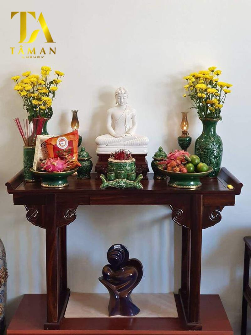 Hình ảnh minh họa cách đặt hai bình hoa cân đối trên bàn thờ Phật
