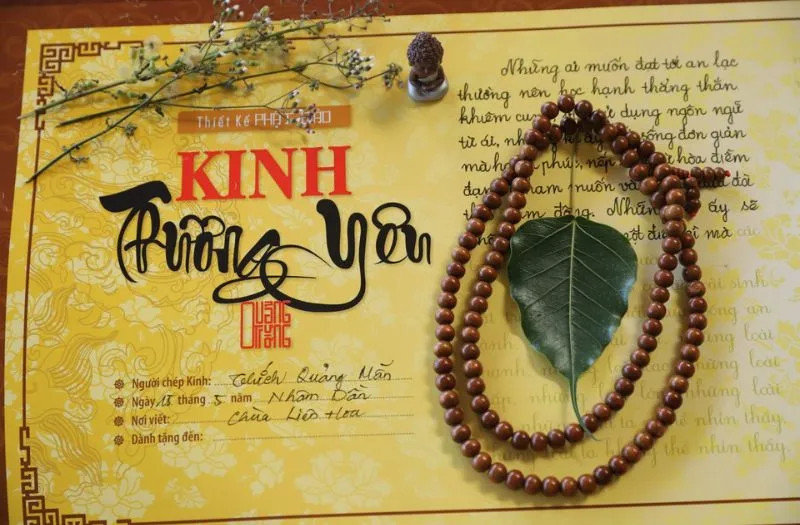 Hình ảnh một cuốn kinh Phật được đặt trang trọng, tượng trưng cho sự trân quý và những lưu ý khi biên chép.
