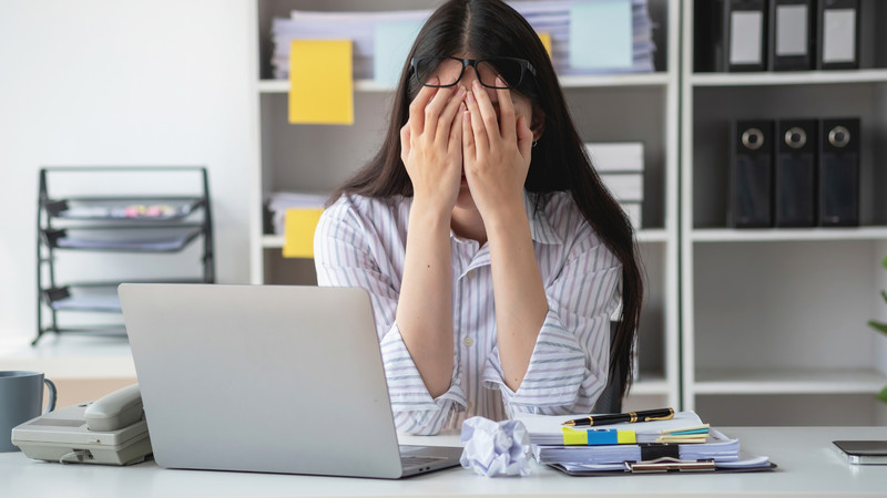 Hình ảnh một người đang ôm đầu, biểu cảm lo âu và suy nghĩ tiêu cực khi đối mặt với sự bất an.