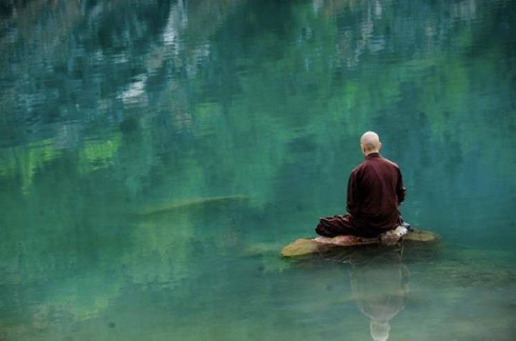 Hình ảnh một người đang thiền định ở một nơi yên bình, thể hiện sự an lạc thân tâm