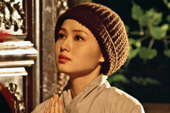 Hình ảnh một ni cô trong trang phục Phật giáo truyền thống, thể hiện sự thanh tịnh và đời sống tu tập