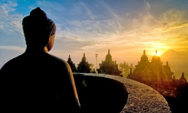 Hình ảnh một vị thần trong cõi dục giới, biểu trưng cho sự gắn bó với các tham ái