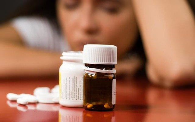 Hình ảnh người đang buồn bã, thể hiện cảm giác trầm cảm và mệt mỏi tinh thần