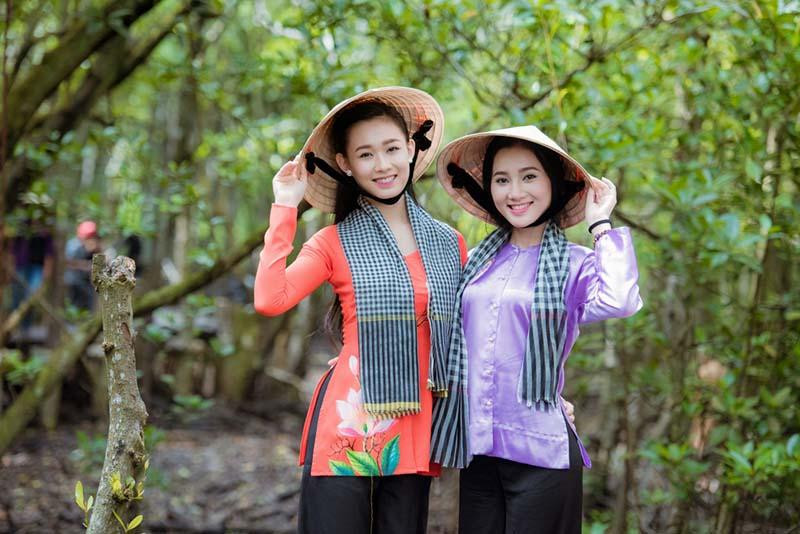 Hình ảnh người phụ nữ miền Tây mặc áo bà ba truyền thống bên sông
