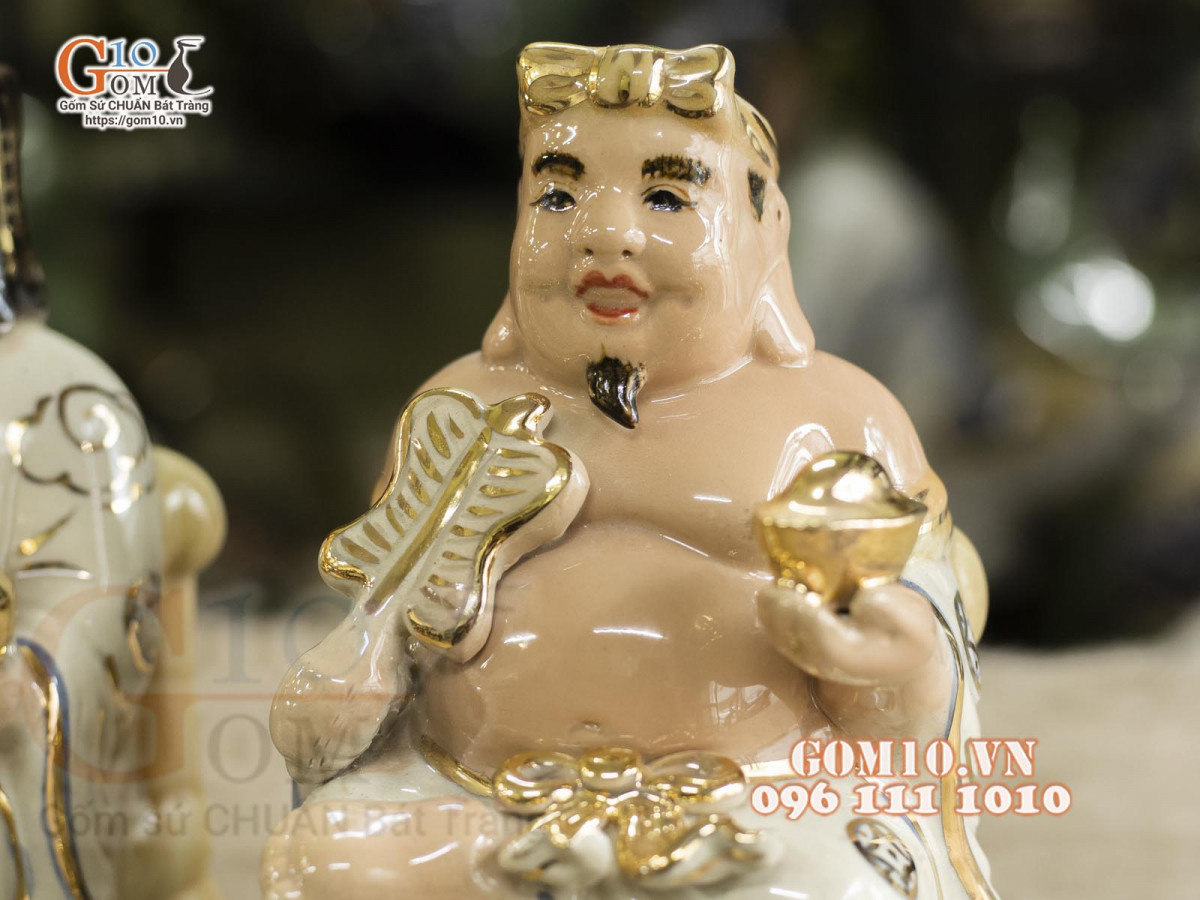 Hình ảnh ông Địa với vẻ mặt hiền lành, miệng cười tươi và bụng phệ tượng trưng cho sự sung túc.