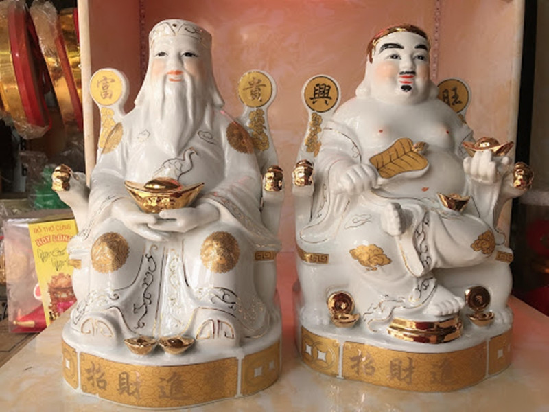 Hình ảnh ông Thần Tài và Ông Địa trên bàn thờ