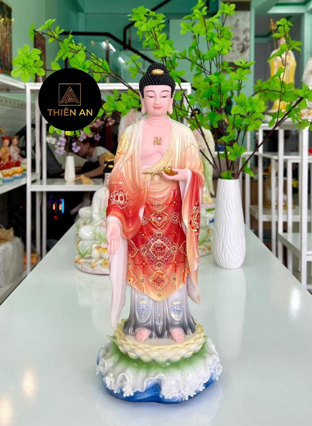 Hình ảnh Phật A Di Đà đứng trên đài sen, y phục vẽ gấm tinh xảo, thể hiện nghệ thuật vẽ Phật A Di Đà truyền thống.