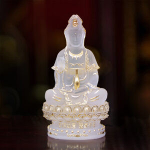 Hình ảnh Phật Bà Quan Âm ngồi từ bi với chất liệu lưu ly màu trắng trong suốt, cao 22cm