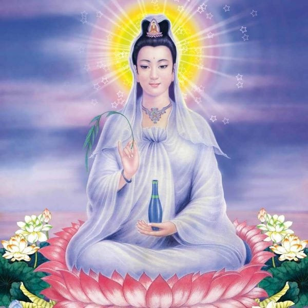 Hình ảnh Phật Quan Âm ngồi trên đài sen, biểu tượng của sự thanh khiết và giác ngộ, phù hợp cho mặt dây chuyền Phật Quan Âm