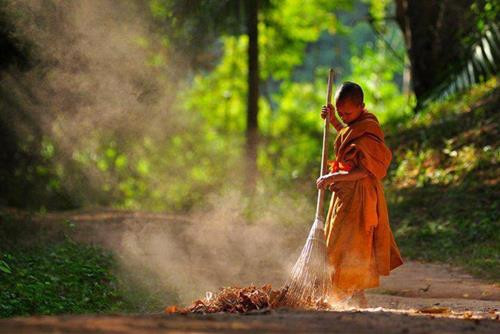 Hình ảnh phật tử đang cầu nguyện, tượng trưng cho việc giải nghiệp và tiêu trừ nghiệp chướng theo lời Phật dạy.