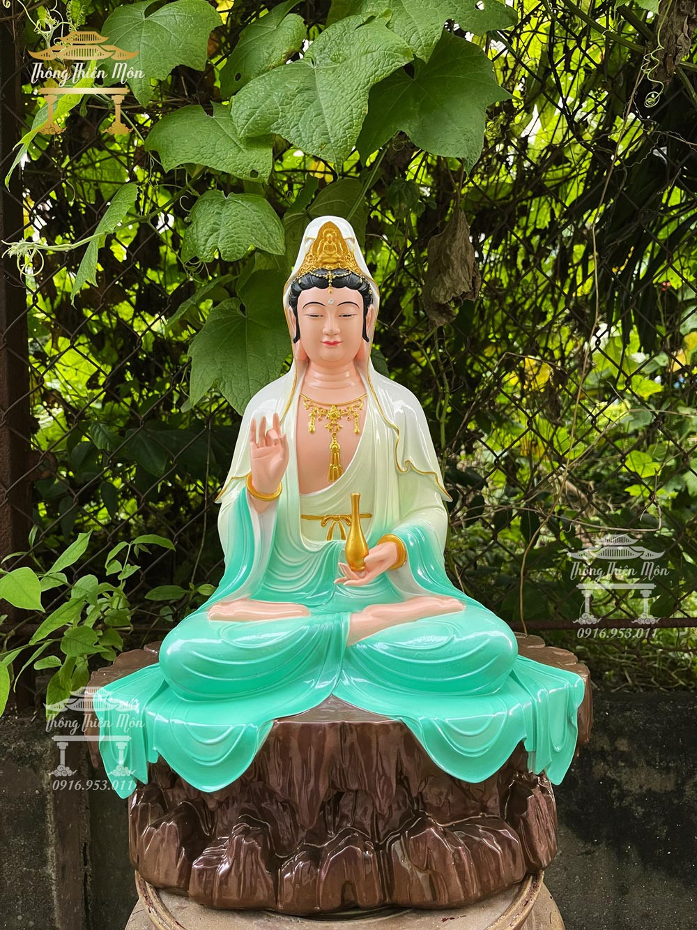 Hình ảnh Quan Âm Tự Tại tĩnh tọa an nhiên trên phiến đá