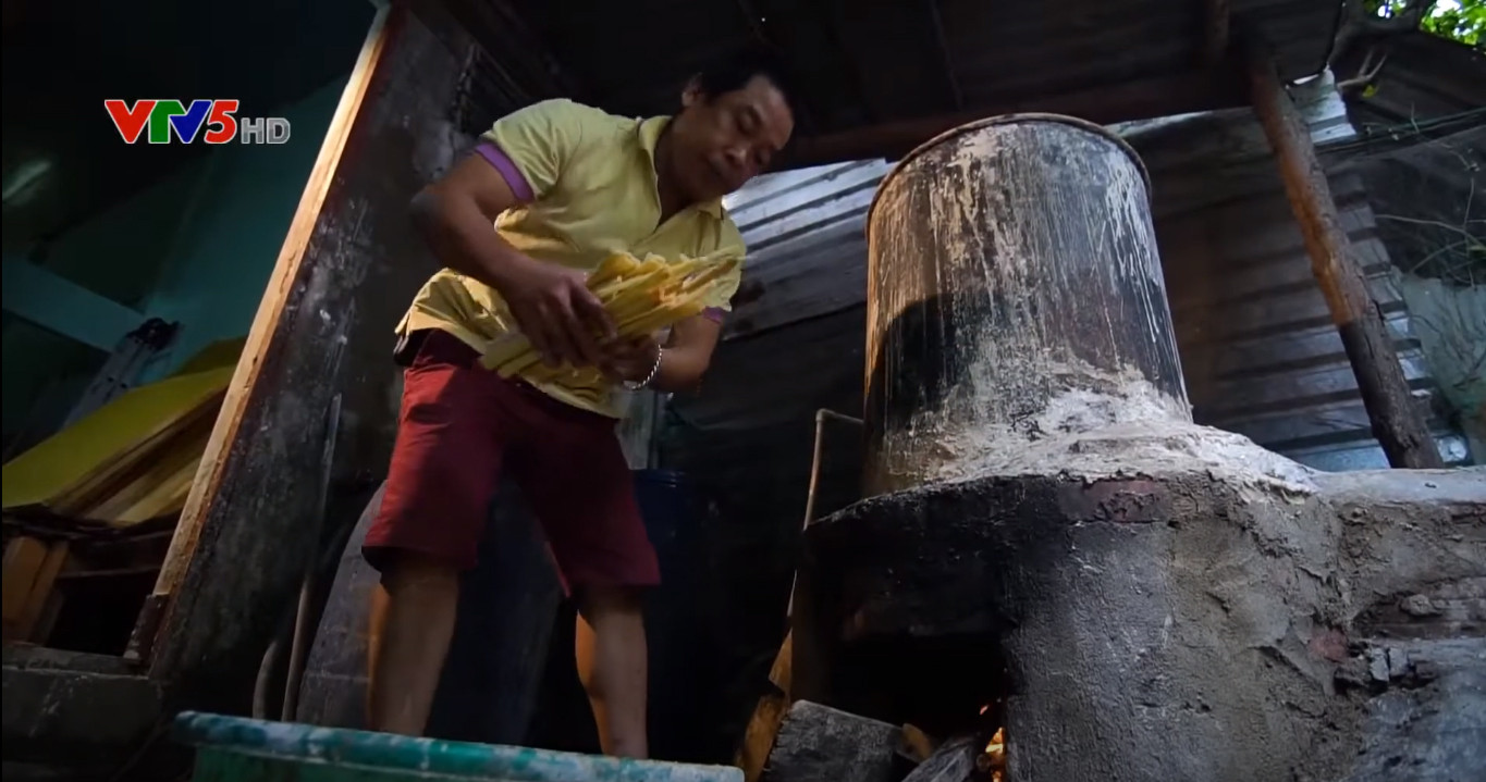 Hình ảnh quy trình nghiền nát nguyên liệu tre, bước đầu chế tác tranh trúc chỉ độc đáo.