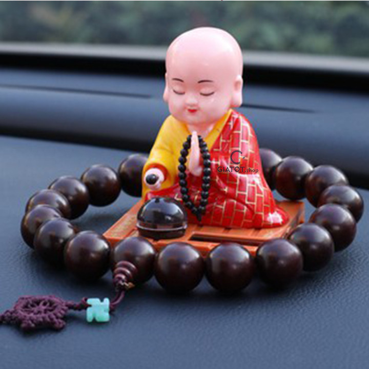 Hình ảnh tượng chú tiểu ngồi thiền gõ mõ trên bệ đá