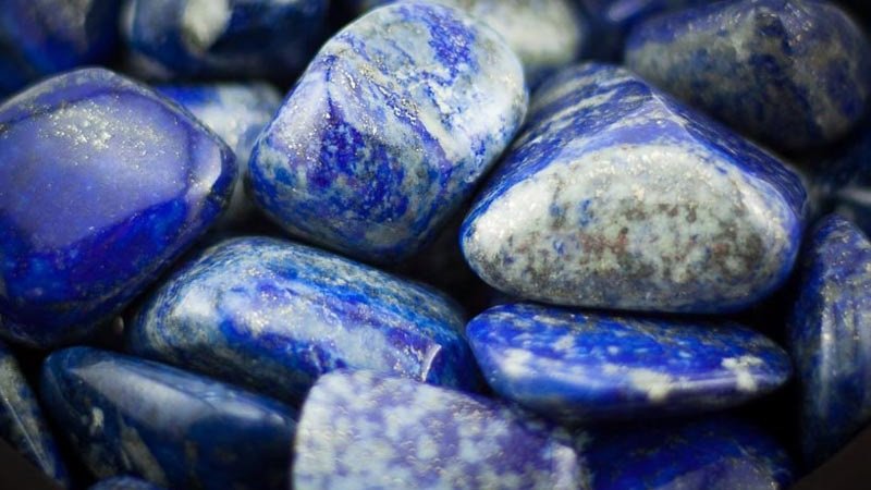 Hình ảnh viên đá ngọc lưu ly tự nhiên với màu xanh đậm và những đốm vàng pyrite lấp lánh, thể hiện rõ đặc điểm của Lapis Lazuli, minh họa cho khái niệm lưu ly là gì.