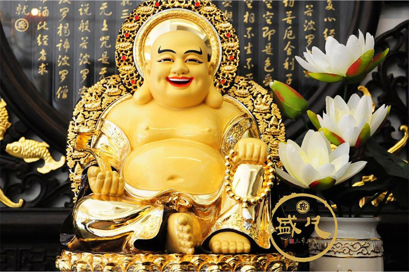Hình Phật Di Lặc tươi cười, bụng lớn, tay cầm tràng hạt trên nền mây trời bồng bềnh