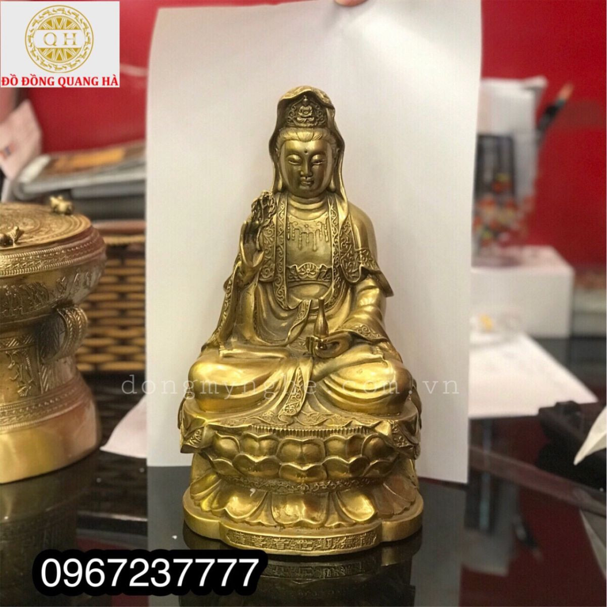 Hình Phật Quan Âm đẹp đúc bằng đồng vàng nguyên chất, mang vẻ uy nghiêm