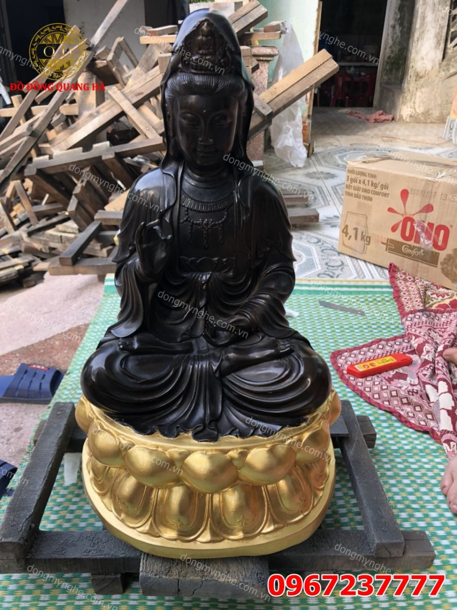 Hình Phật Quan Âm đẹp mạ vàng trên đài sen, biểu tượng của sự thanh khiết