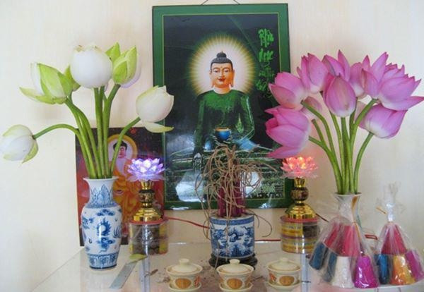 Hoa sen trên bàn thờ gia tiên thanh tao, mang ý nghĩa thanh khiết