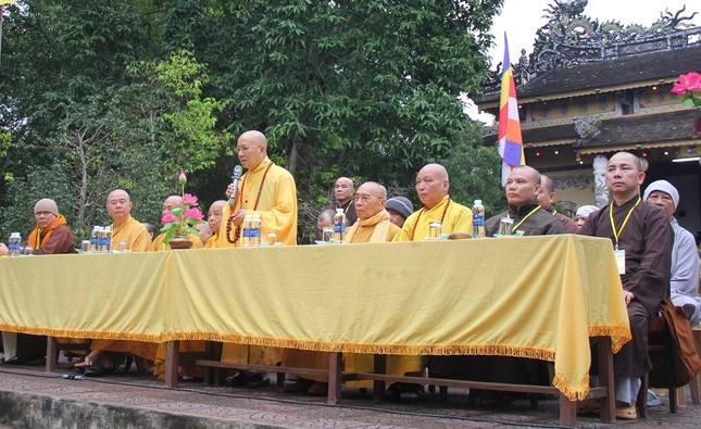Hòa thượng khuyến tấn giới tử với lòng đôn hậu