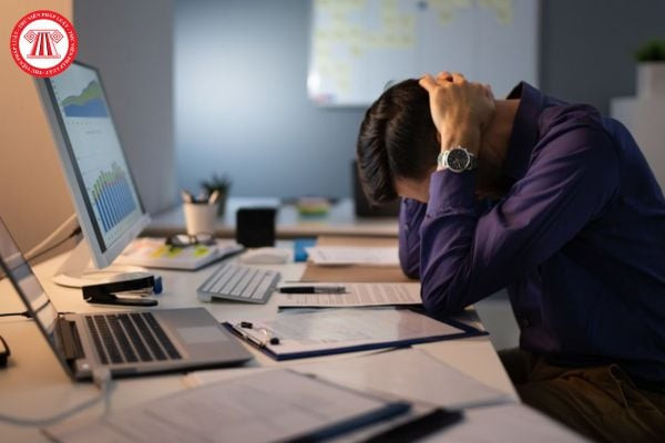 Khó khăn thử thách là gì, một người đàn ông ngồi trầm tư trước máy tính, hình ảnh tượng trưng cho những vấn đề khó giải quyết trong công việc
