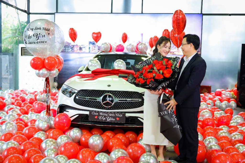 Khoảnh khắc kéo nơ khai mở hộp quà khổng lồ, làm lộ diện chiếc xe mới trong buổi trang trí lễ bàn giao xe đặc biệt