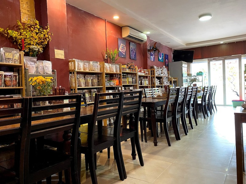Không gian quán Thức Dưỡng Khai Minh rộng rãi nhưng ấm cúng, chuyên các món ăn từ gạo lứt và thực phẩm hữu cơ.