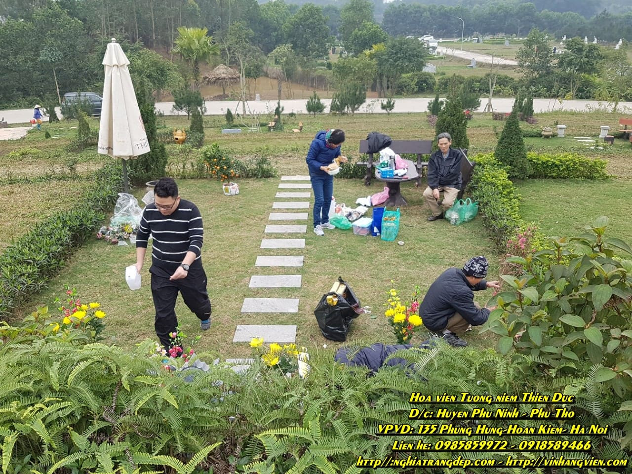 Không gian thờ cúng ấm cúng, chuẩn bị cho lễ Giỗ Hết với nến, hương và hoa