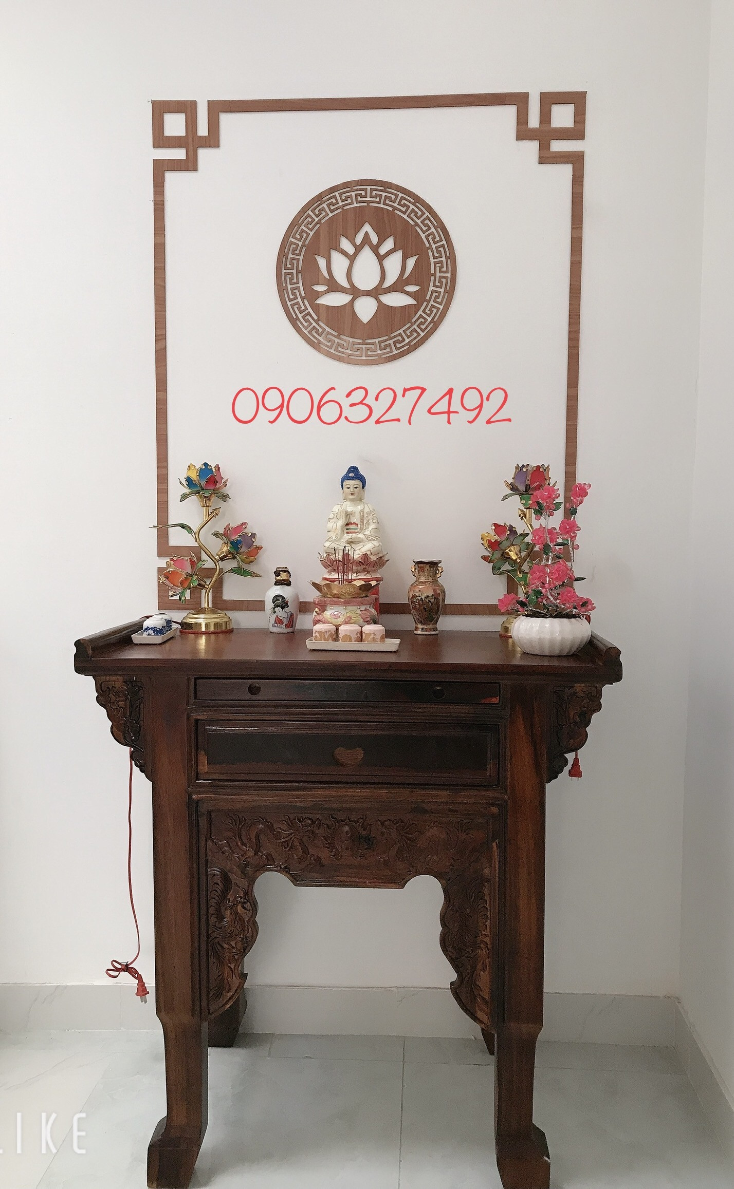 Không gian thờ Phật thanh tịnh với vách ốp tường