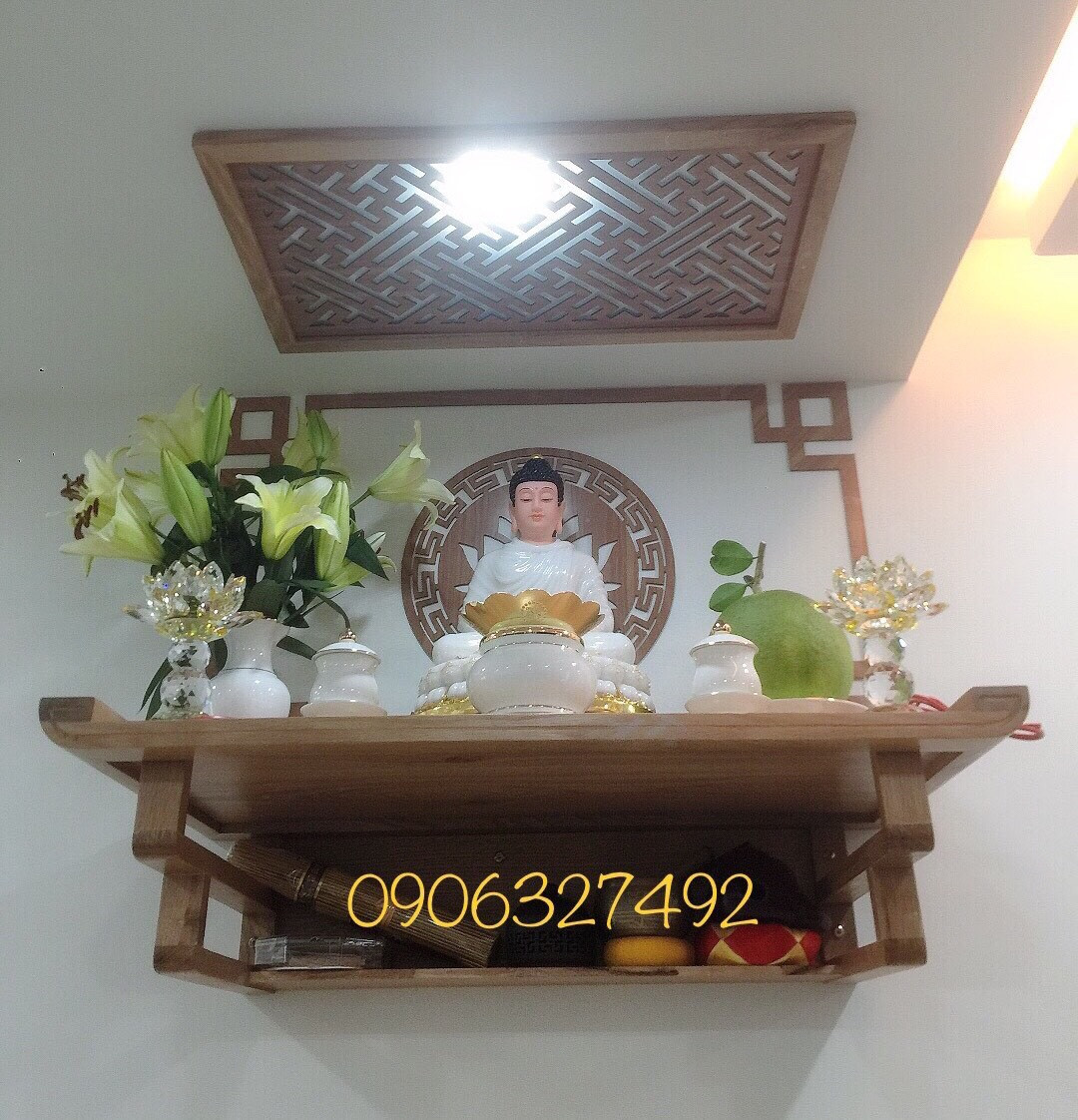 Không gian thờ Phật với ánh sáng lung linh