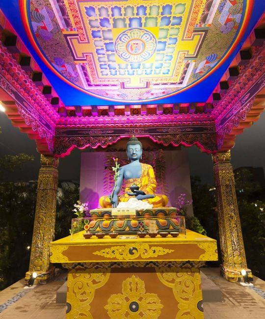 Kiến trúc điện thờ Phật Dược Sư theo truyền thống Phật giáo Tạng truyền, nơi hành giả niệm Nam Mô Dược Sư Phật để cầu nguyện.