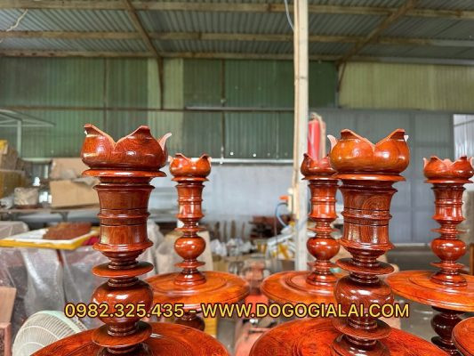 Kiểu dáng chân đèn bàn thờ búp sen mềm mại