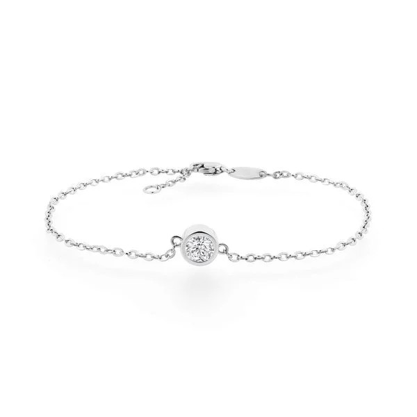 Lắc tay bạc với thiết kế tinh xảo, thể hiện niềm tin tâm linh và mang lại cảm giác bình an cho người sở hữu.