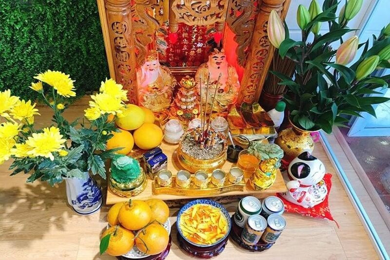 Lễ vật cúng thổ địa thần tài trên bàn thờ truyền thống