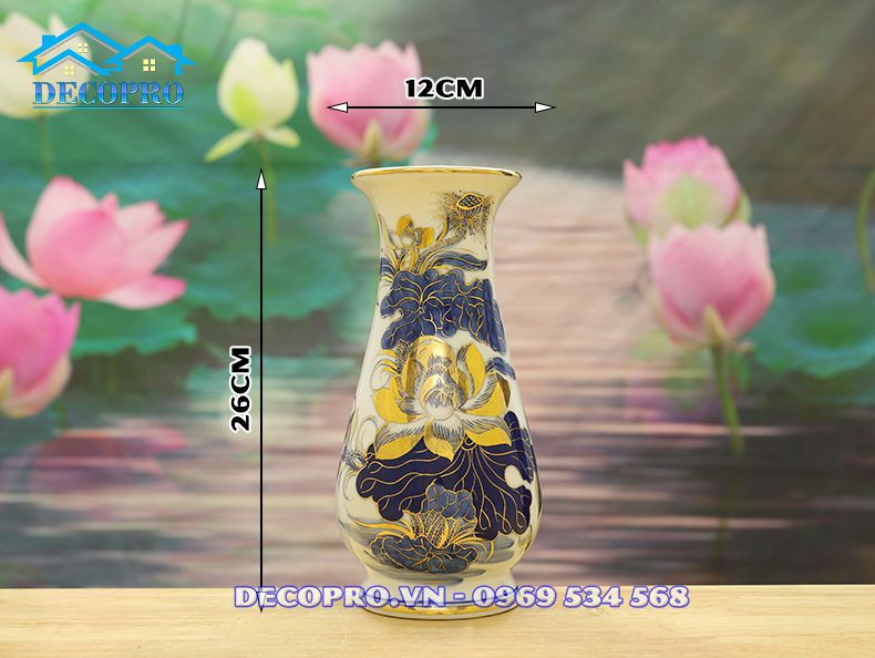 Lọ hoa trang trí bàn thờ gốm Bát Tràng, góp phần tạo nên vẻ đẹp của bộ thờ cúng gia tiên